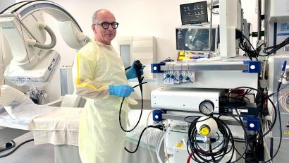 Bild: Gabi Schönberger
Dr. Alexander Horn bereitet sich auf eine Spiegelung vor.