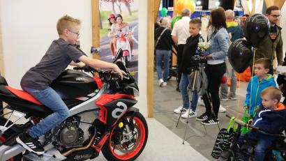 Bild: Hirsch
Schon einmal Probesitzen darf der angehende Motorradfan bei der Schwarzachtalmesse in Neunburg vorm Wald.