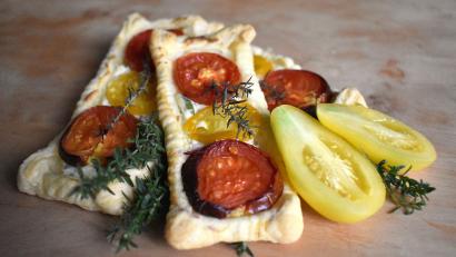 Bild: Isa Beckmann/exb
Die Tomaten-Schiffchen sind ein deftiger Party-Snack und als Fingerfood zu genießen.