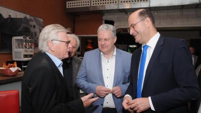 Bild: Joachim Gebhardt [ge] (Lurchi.sulzbach@t-online.de)
Finanzminister Albert Füracker (rechts) sprach beim "Forum der Begegnung" im Capitol auch kurz mit Manager Karl Reyzl (links) und Landrat Richard Reisinger über die Altlastenvereinbarung zwischen Freistaat und MH.