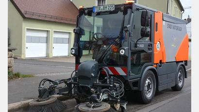 Bild: jr
Schon im Einsatz ist die neue Kehrmaschine der Stadt Mitterteich, wie hier in der Marktredwitzer Straße. Mit dem wendigen Fahrzeug hofft die Stadt auf eine Verbesserung der Sauberkeit auf Straßen und Gehwegen.