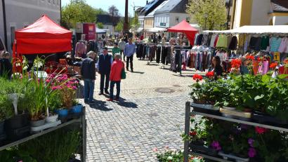 Bild: jr
Besseren Besuch verdient gehabt hätte der Mitterteicher Ostermarkt am Sonntagnachmittag. Bei strahlendem Sonnenschein blieb das Interesse doch überschaubar. Gefragt waren Blumen, Kleidung, Spielsachen und Billigprodukte. Dazu blieb zumeist Zeit für einen kurzen Plausch.