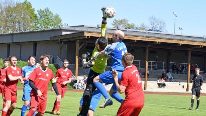 Bild: Gebert
Die SpVgg Wiesau unterlag dem TSV Thiersheim mit 0:2. In dieser Szene kann der Wiesauer Torwart Flavio de Sousa Batista gerade noch vor Michael Seidel klären.