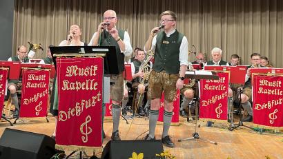 Bild: mor
Sophia Weber, (von links) Max Ficker und Dirigent Jonas Schreml sorgten mit ihren Gesangseinlagen für besondere musikalische Momente.