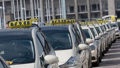 Symbolbild: Paul Zinken/dpa
Keine Überraschungen mehr: Zukünftig sollen Kunden in Nürnberg vor der Fahrt entscheiden können, ob sie das Taxameter nutzen oder einen Festpreis in Anspruch nehmen wollen.