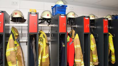 Bild: Petra Hartl
Endlich haben die Feuerwehrleute in der Amberger Wache neue, moderne Umkleiden, die auch die saubere Trennung von privater und verschmutzter Einsatzkleidung erlauben.