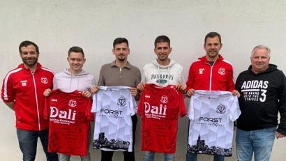 Bild: Grünauer
TV-Abteilungsleiter Christoph Schärtl (links) und der neue Sportliche Leiter Jürgen Eichhammer (rechts) mit den Neuen (ab Zweiter von links) Andreas Richter, Matthias Kurz, Philipp Magerl und Ralph Egeter.