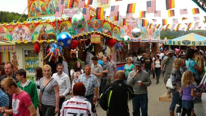 Archivbild: bö
Volksfeststimmung pur: Die 51. Auflage der deutsch-amerikanischen Freundschaftswoche in Hohenfels läuft von 30. April bis 4. Mai.