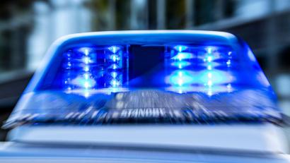 Symbolbild: David Inderlied/dpa
Nach drei Kilometern, die die Polizei einem Traktorgespann hinterherfuhr, stoppten es die Beamten. Der Fahrer war zu schnell unterwegs.