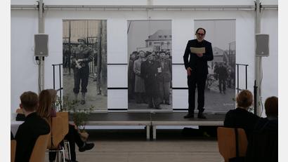 Bild: Caroline Emig, exb 
Thomas Loibl las aus Berichten von Häftlingen, Befreiern und Bevölkerung zur Befreiung des Konzentrationslagers Flossenbürg vor 80 Jahren.