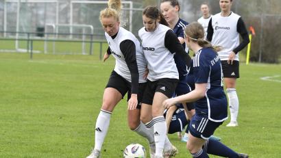 Archivbild: Hubert Ziegler
Anne Wagner (links, Szene aus einem früheren Spiel) und Marie Karpf (2.v.l.) vom TSV Theuern sichern in dieser Szene den Ball vor ihren Gegnerinnen. Gegen den FC Forstern setzte es am vergangenen Wochenende eine deutlich 1:5-Pleite.