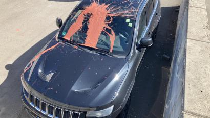 Bild: PI Neustadt/WN, Franz, PHK, exb
Motorhaube, Scheibe und Dach eines Jeeps im Windischeschenbacher Industriegebiet sind mit roter Farbe besudelt.