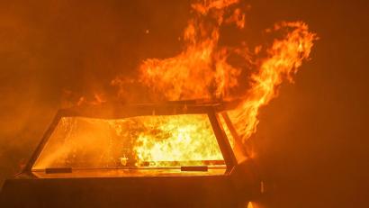 Symbolbild: David Young/dpa
Ein Auto ist in einem Waldstück bei Velburg (Landkreis Neumarkt) in Brand geraten.