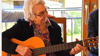 Bild: ubb
Erna Häring spielt im Alter von 101 Jahren noch Gitarre, jeden Dienstag sogar im Seniorenheim "Haus Mühlbühl" für die Heimbewohner.