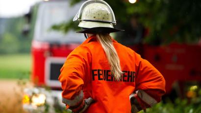 Symbolbild: Daniel Bockwoldt/dpa/Symbolbild
Mehr Frauen in der Feuerwehr. Aber wie?