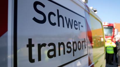 Symbolbild: Daniel Karmann
Ein Schwertransporter war in Rehau am Mittwoch schuld für eine dreistündige Straßensperrungen. Die Polizei hat zudem mehrere Verstöße feststellen können.
