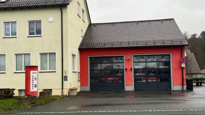 Bild: Stefanie Gradl
Automatisierte Defibrillatoren sollen an allen Feuerwehrhäusern im Stadtgebiet, wie hier am Sorghofer Gerätehaus, installiert werden.