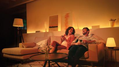 Bild: licht.de/Signify/dpa
Kuschelig: Für eine gemütliche Atmosphäre im Wohnzimmer eignen sich mehrere Lichtquellen mit diffusem, weichem Licht