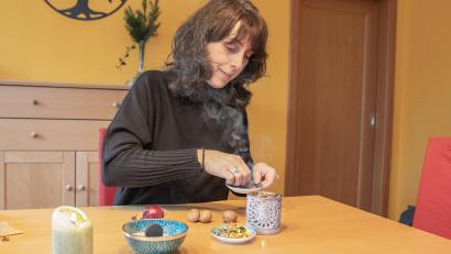 Bild: Susanne Forster
Sandra Scherbl aus Kondrau bei Waldsassen zelebriert die Zeit während der Raunächte gerne mit Räuchern. Und sie kennt noch weitere Bräuche, die unter anderem etwas mit Walnüssen und einer Zwiebel zu tun haben.