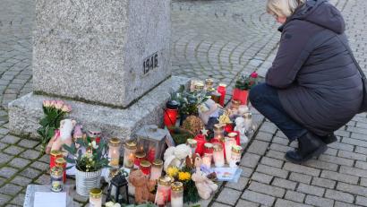 Bild: le
Zur Trauer- und Gedenkstätte für den Neunjährigen, der bei dem Attentat am Weihnachtsmarkt in Magdeburg umkam, wurde in Floß die Marktsäule mitten im Herzen des Ortes.