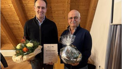 Bild: gru
Bürgermeister Hans-Jürgen Strehl (links) dankte Eduard Bär für die langjährige ehrenamtliche Tätigkeit als Gemeinderat und übergab ein kleines Präsent mit einem Blumenstrauß.
