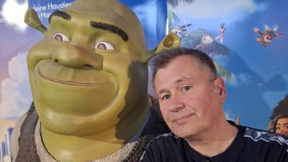 Bild: Marc Rose
Marc, Filmfigurensammler: „Diese Figur kam aus Italien und war total demoliert. Ich habe ihn dann wieder restauriert und jetzt kann man ihn bei mir sehen. Den Shrek wollte ich unbedingt haben, weil mir die Filme damals so gefallen haben.“