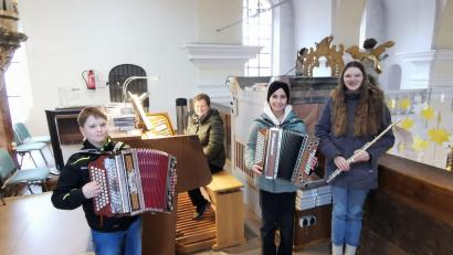 Bild: gz
Die Eucharistiefeiern in der Advent- und Weihnachtszeit musikalisch umrahmten (von links) Josef Novak, Martina Brenner, Teresa Zinkl und Magdalena Eckert.