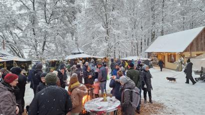 Bild: Tobias Gräf
Das Winter-Anna-Fest eröffnet den Reigen der vier Weihnachtsmärkte in der Stadt Sulzbach-Rosenberg. Ob am kommenden Wochenende auch wieder Schneefall wie im letzten Jahr für eine ganz besondere Atmosphäre im Pfadfinder-Zeltdorf sorgen wird, bleibt noch offen. Bei Mutter Anna ist jedenfalls für Freitag und Samstag alles aufs Beste vorbereitet.