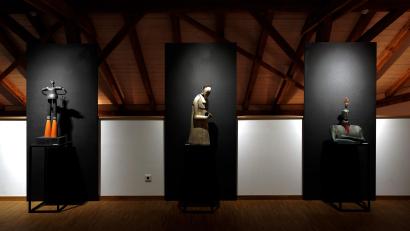 Bild: tr
"Die Langbeinige", "Die Demut" und "Der Häuptling", von links. Insgesamt zeigt Irene Schleicher 58 Bilder und Skulpturen.