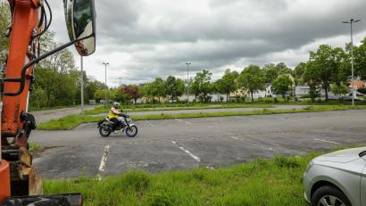 Bild: Wolfgang Steinbacher
Auf dem Hockermühlbadparkplatz wurden Bäume für eine Photovoltaikanlage gefällt. Das warf Fragen auf, die jetzt im Bauausschuss beantwortet wurden.