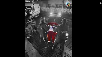 Screenshot: Polizei Mittelfranken/Facebook
Zwei Polizisten "verhaften" den Weihnachtsmann. Dieses Bild hat die Polizei Mittelfranken auf Facebook gepostet und damit für gute Laune gesorgt.