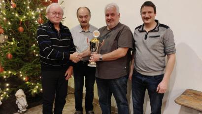Archivbild: Karl Ziegler
Bei der Pokalverleihung 2023 (von links): Pokalspender Franz Berger, Vorsitzender Josef Kleber, langjähriger Pokalgewinner und Vereinsmeister Martin Forster und zweiter Vereinsmeister Matthias Riedl.