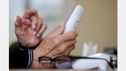 Symbolbild: Roland Weihrauch/dpa
Ein 77-jähriger Wernberg-Köblitzer hat durch einen Telefonbetrüger einen mittleren fünfstelligen Geldbetrag verloren.