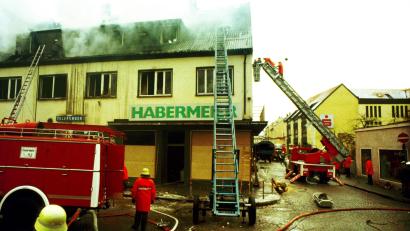 Archivbild: Gerhard Götz
Löscharbeiten der Feuerwehr am 17. Dezember 1988 beim Habermeier-Haus in Schwandorf. Ein Neonazi verübte damals einen Brandanschlag und tötete vier Menschen.