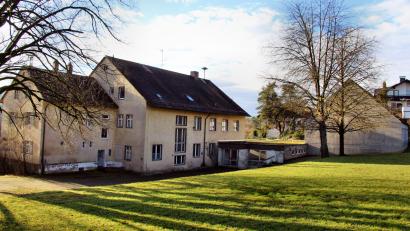 Bild: ds
Während am Erhalt der Turnhalle (rechts im Bild) auch für Veranstaltungen festgehalten wird, gibt es über die Zukunft des Schulhauses in Etzelwang noch keine endgültige Entscheidung.