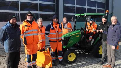 Bild: mrr
Thomas Prößl (Landtechnik Rester, von links), die Bauhofbeschäftigten Anton Graf, Christian Schneider, Jürgen Höfler, Anton Hottner, Andreas Fleischmann und Martin Rester begutachten zusammen mit Bürgermeister Erwin Geitner das neue Fahrzeug.