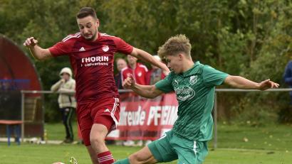 Bild: mhs
Johannes Blödt (links) und die Pfreimder erwarten im Totopokal-Finale den SV Schwarzhofen.