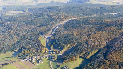 Bild: mür
Der Naturpark Steinwald soll bis in den Hessenreuther Wald ausgedehnt werden. Das Archivbild zeigt den Hessenreuther Wald aus Südwestrichtung. Das Dorf unten links ist Hessenreuth.
