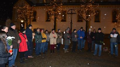 Bild: jr
Fast 30 Teilnehmer waren am Vorabend des Heiligabends zum Kirchplatz nach Mitterteich gekommen, um der Opfer von Magdeburg zu gedenken.