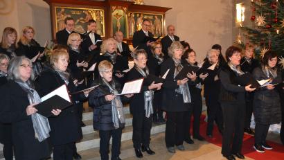 Bild: jr
Der 27-köpfige Kirchenchor der Pfarrei St. Jakob beeindruckte bei der Weihnachtlichen Abendmusik.