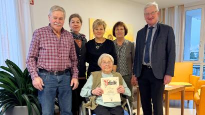 Bild: Jochen Neumann/Stadt Erbendorf/exb
Hermine Schieder (vorne) freut sich über die Glückwünsche von Sohn Ludwig, den Töchtern Christl, Evi und Irmgard sowie Bürgermeister Johannes Reger (von links).