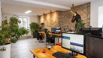 Bild: Stephan
Die freigelegte Bruchsteinwand in den neuen Büroräumen erinnert an die historische Vergangenheit des Hauses in der Neutorgasse 10.
