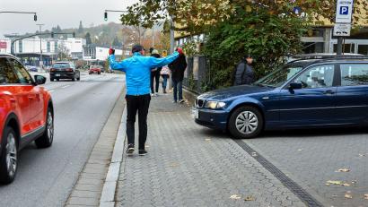 Bild: Stephan Huber
Ein typischer Moment an der Ausfahrt des Action-Markts zum Kaiser-Ludwig-Ring in Amberg. Gefährliche Situationen sind dort an der Tagesordnung. Eine Gehwegverbreiterung soll Abhilfe schaffen.