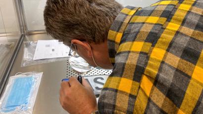 Bild: zre
An einem Kennzeichen, das nur zum Üben genutzt wird, zeigt Manfred Hausmann von der Amberger Spurensicherung, wie er Fingerabdrücke sichert.