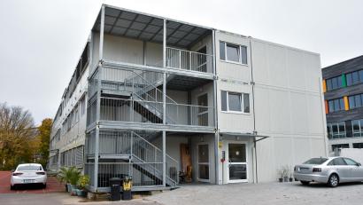 Bild: Stephan Huber
Die Containeranlage steht am Hartplatz neben der Walter-Höllerer-Realschule in Sulzbach-Rosenberg. In dem dreistöckigen Gebäude sind momentan rund 85 Personen auf 34 Zimmer aufgeteilt.
