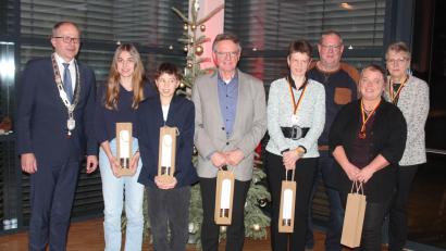 Bild: stg
Erfolgreiche Sportler wurden in der Weihnachtssitzung des Kemnather Stadtrates von Bürgermeister Roman Schäffler (links) ausgezeichnet: Eva Merkl, Michael Hage, Hubert Schulze sowie das Bossel-Team des VSV Kemnath. An der Teilnahme verhindert war Fabian Plannerer.