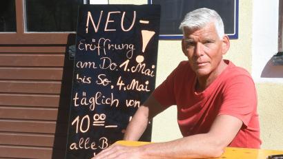 Bild: Gabi Schönberger
Ein paar Tage nach Unterzeichnung des Pachtvertrages Anfang des Jahres verletzte ich Wolfgang Huttarsch schwer. Es gelingt ihm dennoch, die Gaststätte der Freizeitanlage in Neustadt/WN zum 1. Mai zu eröffnen.