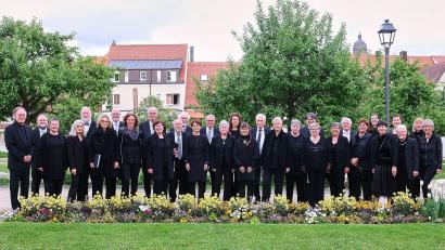 Archivbild: Peter Ringeisen
Die Amberger Chorgemeinschaft lädt ein zur "Abendmusik in der Silvesternacht" um 19 Uhr in der Erlöserkirche; ganz links: Chorleiter Dieter Müller.