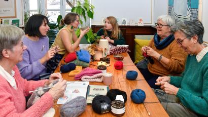 Bild: Petra Hartl
Premiere des offenen Stricktreffs in der Brasserie Janus in Sulzbach-Rosenberg. Gut möglich, dass sich hier eine regelmäßige Strickrunde etabliert.