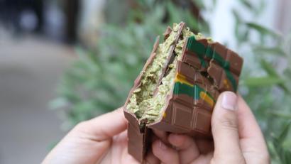 Bild: Sascha Thelen/dpa/dpa-tmn
Gesundheitsminister Karl Lauterbach ist kein Fan der Dubai-Schokolade.